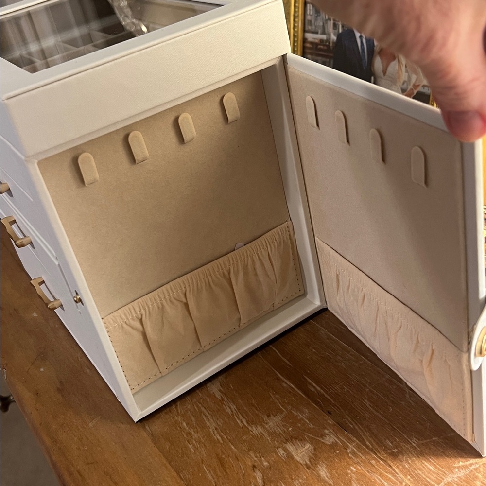 White Seashell Jewelry box with Gold Accents NWT - Picture 11 of 12